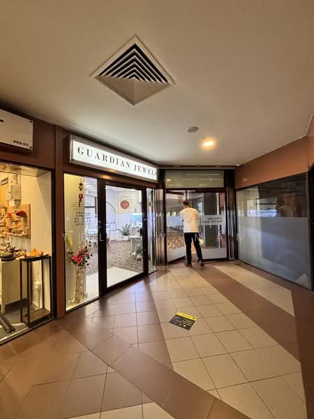 Furama City Centre, 60 Eu Tong Sen Street, 409 sqft, Other Retail For Rent, by Chi Wai (Yellow Man), 500215527 - Entrance - CommercialGuru.com.sg