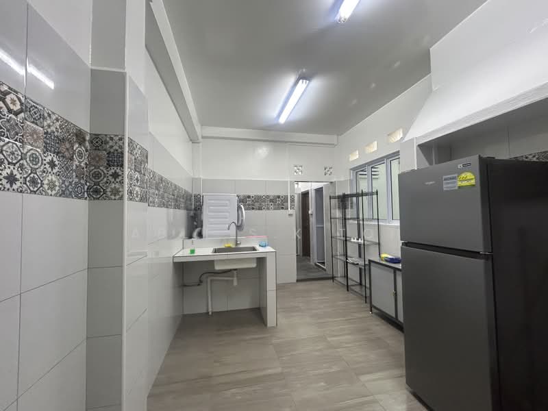 4 Mins Walk to 🔴 Farrer Park MRT ( Exit I ) / 🔵 City Square Mall, ★ QUEEN Bed Common Room ★ No Owner  ★ 123C Kitchener Road, S(208512), Room Rental, 100 sqft, Walk-up Apartment For Rent, by Able S.K Toh, 500215595 - Kitchen - PropertyGuru.com.sg