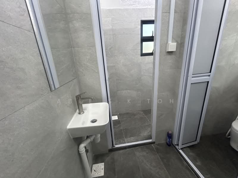 4 Mins Walk to 🔴 Farrer Park MRT ( Exit I ) / 🔵 City Square Mall, ★ QUEEN Bed Common Room ★ No Owner  ★ 123C Kitchener Road, S(208512), Room Rental, 100 sqft, Walk-up Apartment For Rent, by Able S.K Toh, 500215595 - Bathroom - PropertyGuru.com.sg