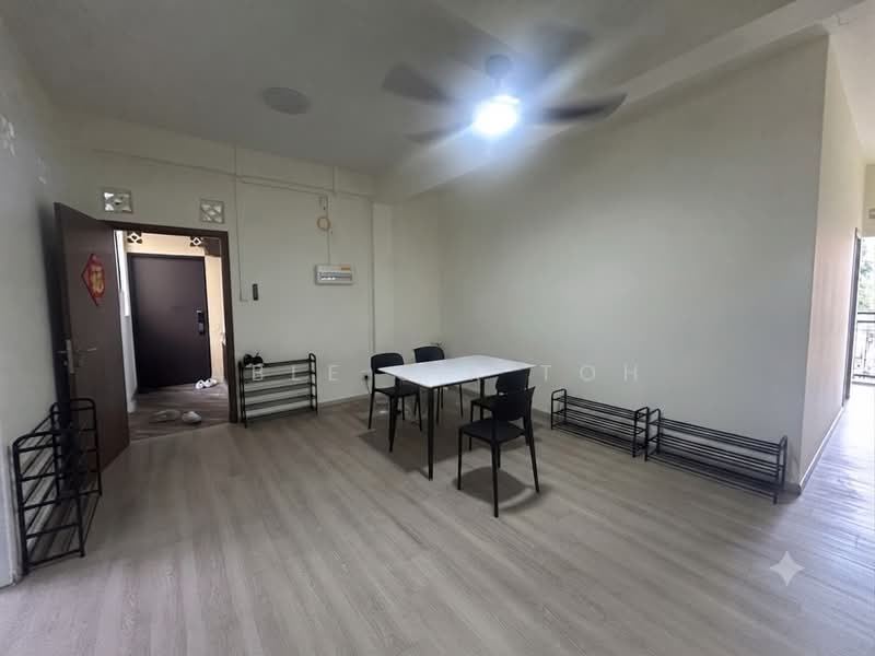 4 Mins Walk to 🔴 Farrer Park MRT ( Exit I ) / 🔵 City Square Mall, ★ QUEEN Bed Common Room ★ No Owner  ★ 123C Kitchener Road, S(208512), Room Rental, 100 sqft, Walk-up Apartment For Rent, by Able S.K Toh, 500215595 - Living Room - PropertyGuru.com.sg