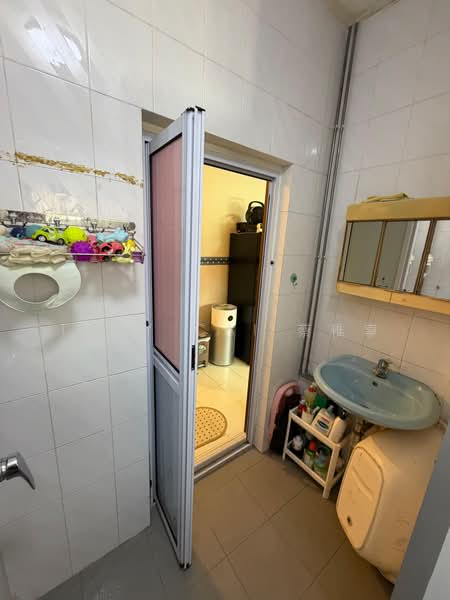 Thomson Garden Estate, , 2 Bedrooms, 650 sqft, Corner Terrace For Rent, by Toby Cai 蔡稚享, 500215627 - Bathroom 1 - PropertyGuru.com.sg