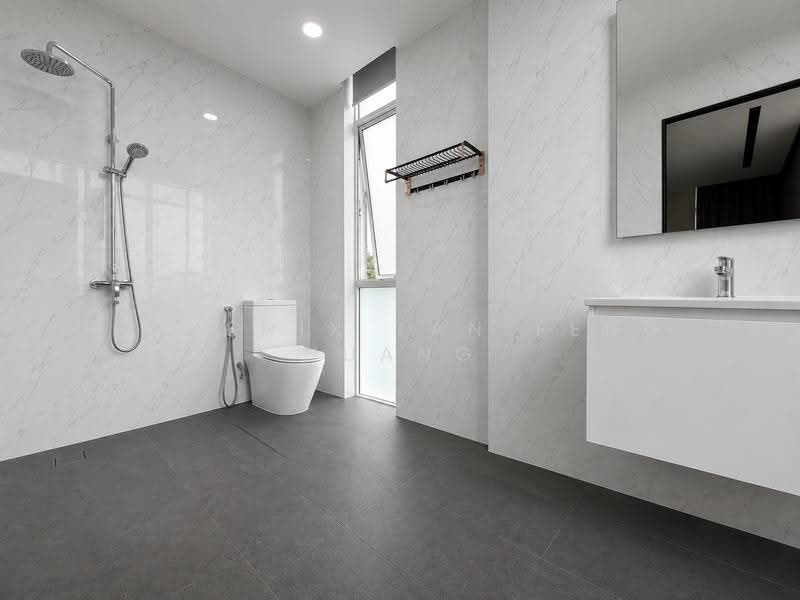 3.5 Storey Modern beach facing detached with lift . Cheap bungalow under 4million, Pasir Ris / Tampines, 6 Bedrooms, 8,000 sqft, Detached House For Sale, by Phoenix Tan Feng Huang, 500215633 - Bathroom - PropertyGuru.com.sg