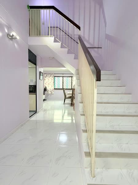 231 Bishan Street 23, 231 Bishan Street 23, 4 Bedrooms, 1,593 sqft, HDB Flat For Sale, by Melina Yap, 500215659 - Staircase leading to upper storey - PropertyGuru.com.sg