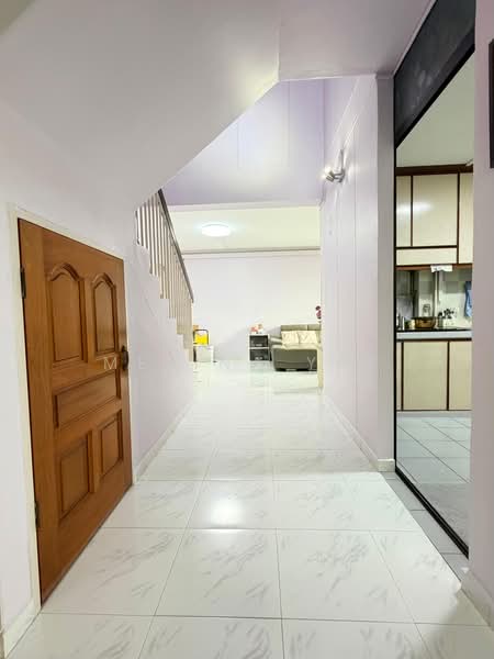 231 Bishan Street 23, 231 Bishan Street 23, 4 Bedrooms, 1,593 sqft, HDB Flat For Sale, by Melina Yap, 500215659 - Walkway outside store - PropertyGuru.com.sg