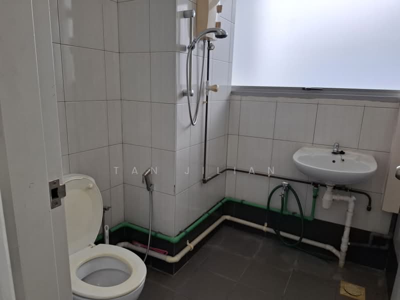 Northstar @ Amk, 7030 Ang Mo Kio Avenue 5, 538 sqft, Light Industrial (B1) For Sale, by Tan Jilian, 500215662 - Built-in Bathroom - CommercialGuru.com.sg