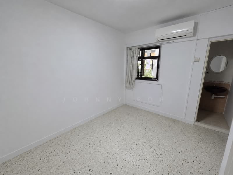 319 Ang Mo Kio Avenue 1, 319 Ang Mo Kio Avenue 1, 2 Bedrooms, 786 sqft, HDB Flat For Sale, by Johnny Poh, 500215703 - Bedroom - PropertyGuru.com.sg