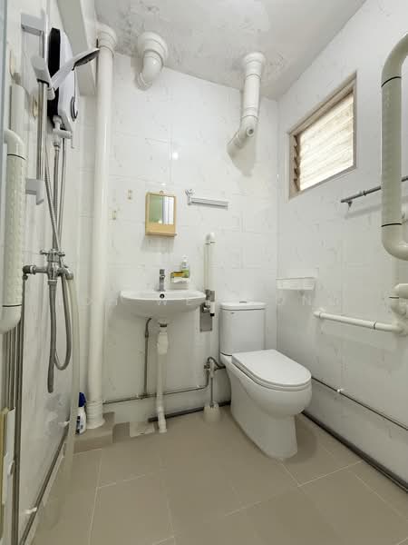 729 Clementi West Street 2, 729 Clementi West Street 2, Room Rental, 180 sqft, HDB Flat For Rent, by Loh Wei Yong, 500215705 - Attached Bathroom at Master - PropertyGuru.com.sg
