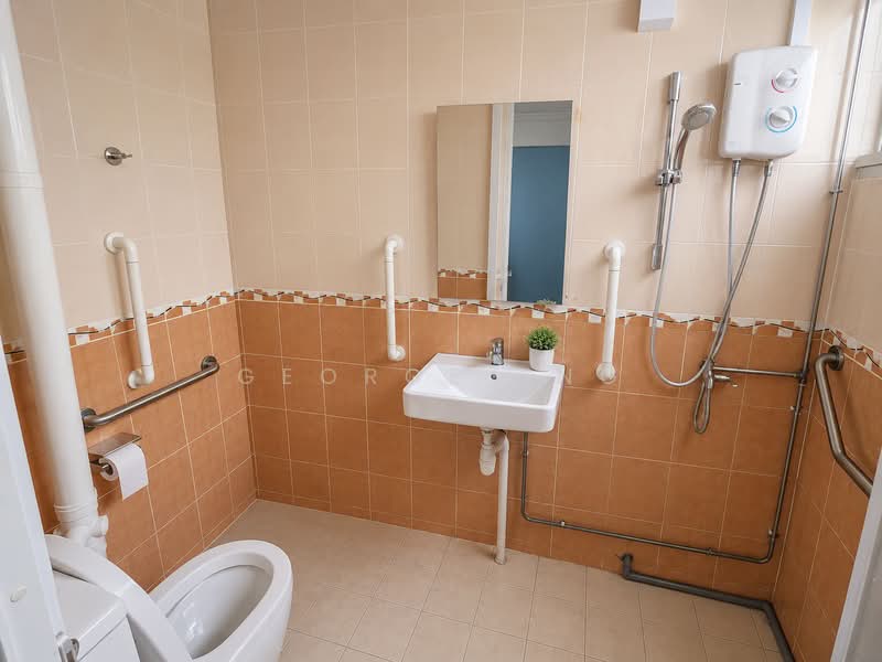 648 Ang Mo Kio Avenue 5, 648 Ang Mo Kio Avenue 5, 3 Bedrooms, 1,076 sqft, HDB Flat For Sale, by George Eng, 500215707 - Bathroom - PropertyGuru.com.sg