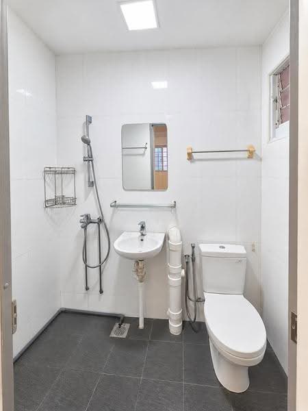 430 Ang Mo Kio Avenue 3, 430 Ang Mo Kio Avenue 3, Ang Mo Kio / Bishan / Thomson, 3 Bedrooms, 1,280 sqft, HDB Flat For Rent, by Amy Zeng 房姐姐, 500215717 - Bathroom - PropertyGuru.com.sg