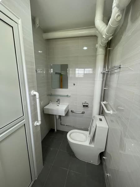 409 Pasir Ris Drive 6, 409 Pasir Ris Drive 6, Room Rental, 120 sqft, HDB Flat For Rent, by Bryan Cheng, 500215723 - Bathroom - PropertyGuru.com.sg