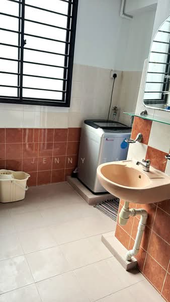 303 Serangoon Avenue 2, 303 Serangoon Avenue 2, 2 Bedrooms, 700 sqft, HDB Flat For Rent, by Jenny Tan, 500215743 - Bathroom - PropertyGuru.com.sg