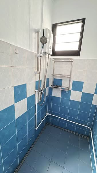 303 Serangoon Avenue 2, 303 Serangoon Avenue 2, 2 Bedrooms, 700 sqft, HDB Flat For Rent, by Jenny Tan, 500215743 - Bathroom - PropertyGuru.com.sg