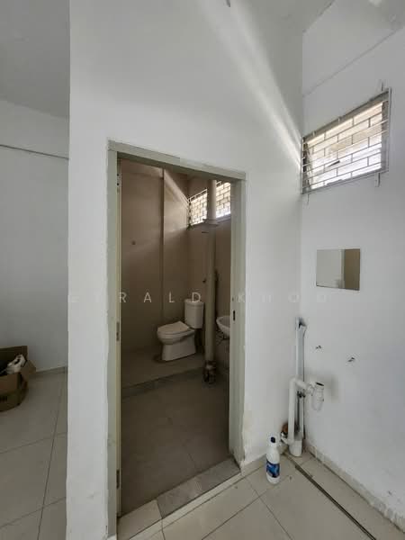 465 Crawford lane, Beach Road / Bugis / Rochor, 430 sqft, Shop / Shophouse For Rent, by Gerald Khoo, 500215749 - Bathroom - CommercialGuru.com.sg