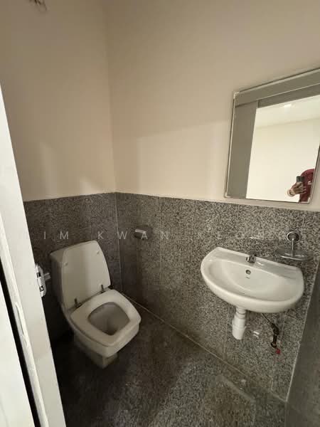 Goldhill Shopping Centre, 151 Thomson Road, 1,206 sqft, Other Retail For Rent, by Lim Kwan Keong, 500215804 - Bathroom - CommercialGuru.com.sg