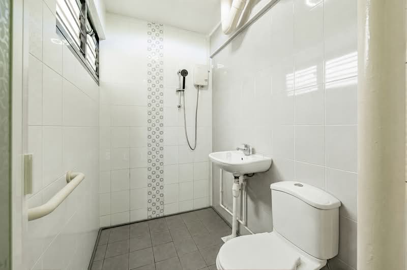 288 Yishun Avenue 6, 288 Yishun Avenue 6, 3 Bedrooms, 904 sqft, HDB Flat For Sale, by Gina Tow, 500215859 - Bathroom - PropertyGuru.com.sg
