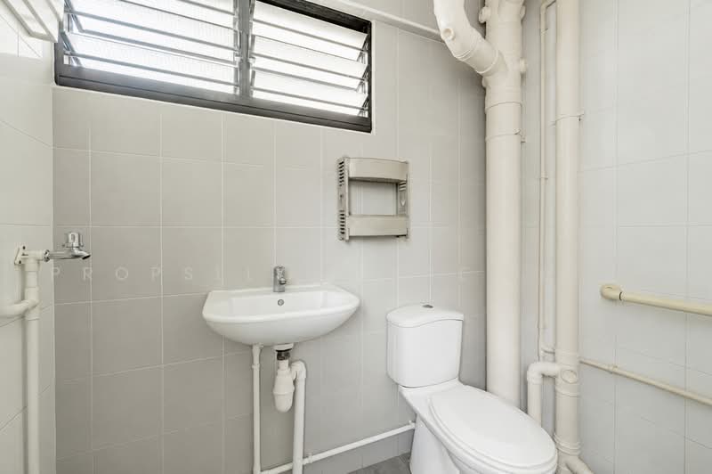 288 Yishun Avenue 6, 288 Yishun Avenue 6, 3 Bedrooms, 904 sqft, HDB Flat For Sale, by Gina Tow, 500215859 - Bathroom - PropertyGuru.com.sg