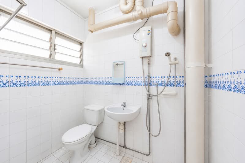421 Woodlands Street 41, 421 Woodlands Street 41, 3 Bedrooms, 1,141 sqft, HDB Flat For Sale, by Gina Tow, 500215884 - Bathroom - PropertyGuru.com.sg