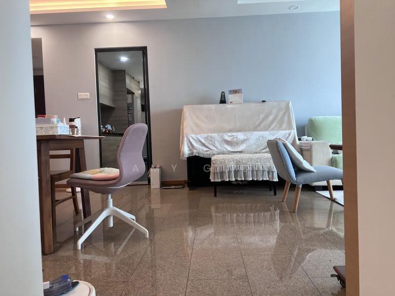 Queens, 10 Stirling Road, Alexandra / Commonwealth, 3 Bedrooms, 1,184 sqft, Condominium For Sale, by Amy Guo, 500215902 - Living Room - PropertyGuru.com.sg