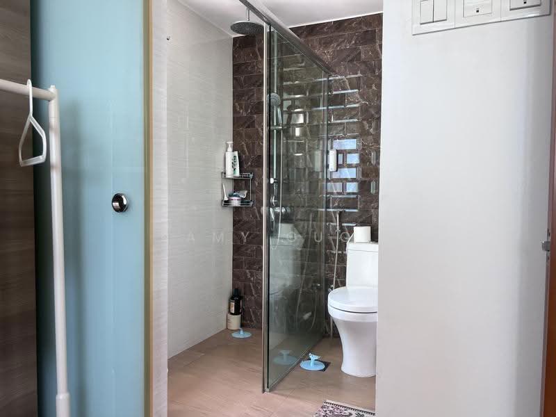 Queens, 10 Stirling Road, Alexandra / Commonwealth, 3 Bedrooms, 1,184 sqft, Condominium For Sale, by Amy Guo, 500215902 - Bathroom - PropertyGuru.com.sg