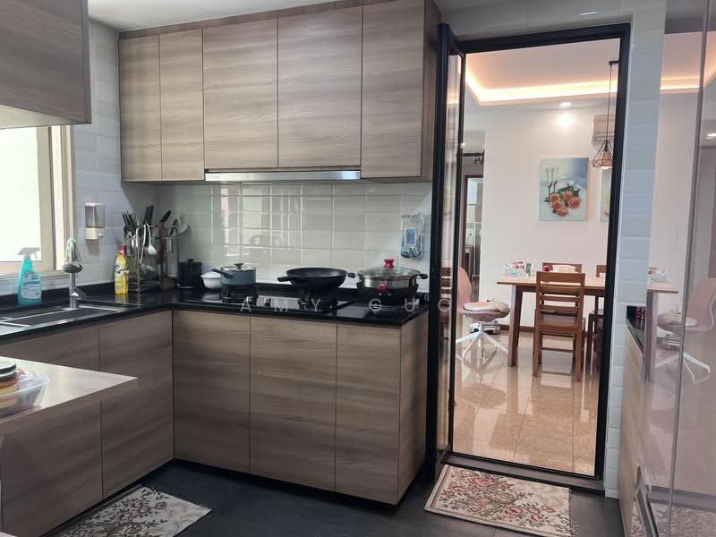 Queens, 10 Stirling Road, Alexandra / Commonwealth, 3 Bedrooms, 1,184 sqft, Condominium For Sale, by Amy Guo, 500215902 - Kitchen - PropertyGuru.com.sg