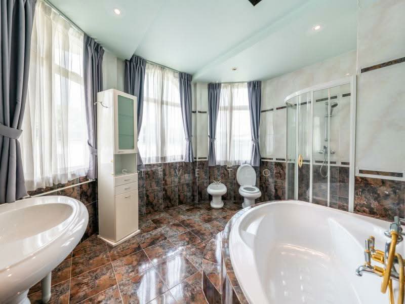Swiss Club Road, , 8 Bedrooms, 10,000 sqft, Good Class Bungalow For Sale, by Steve Teo, 500215923 - Bathroom - PropertyGuru.com.sg