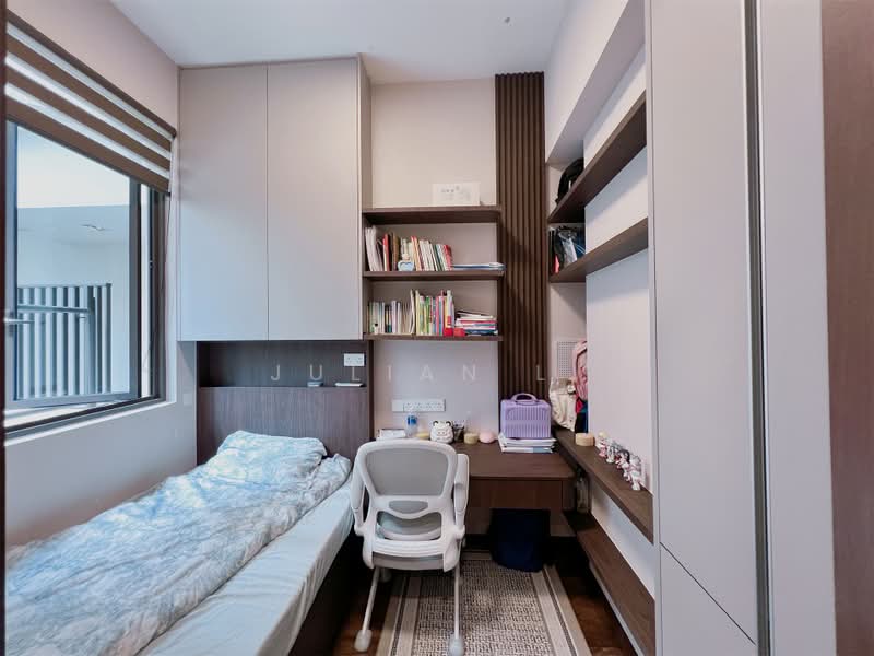 Parksuites, 18 Holland Grove Road, 2 Bedrooms, 786 sqft, Condominium For Sale, by Julian Li, 500215924 - Bedroom - PropertyGuru.com.sg