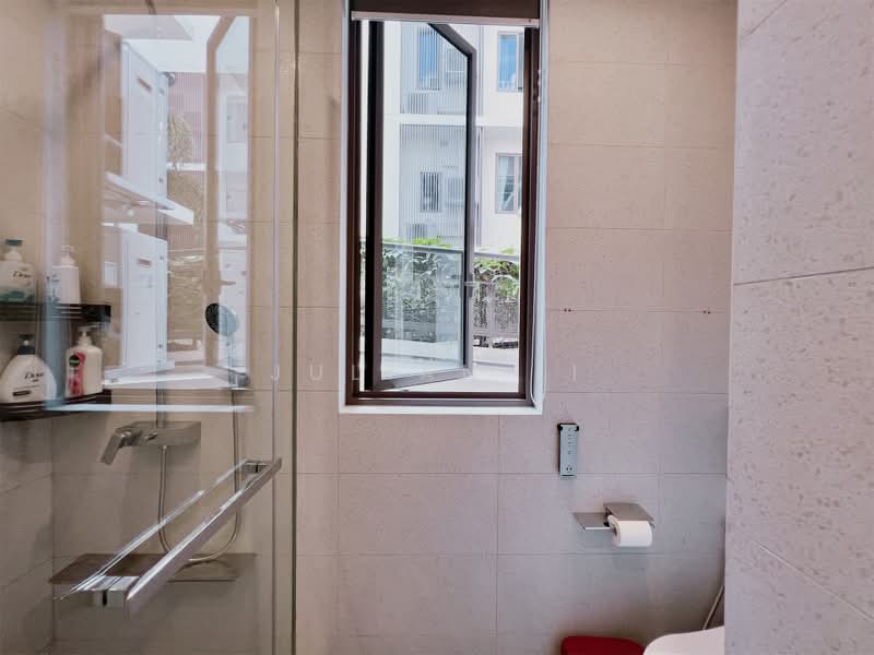 Parksuites, 18 Holland Grove Road, 2 Bedrooms, 786 sqft, Condominium For Sale, by Julian Li, 500215924 - Bathroom - PropertyGuru.com.sg