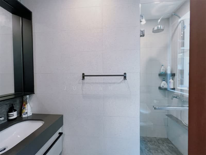 Parksuites, 18 Holland Grove Road, 2 Bedrooms, 786 sqft, Condominium For Sale, by Julian Li, 500215924 - Bathroom - PropertyGuru.com.sg