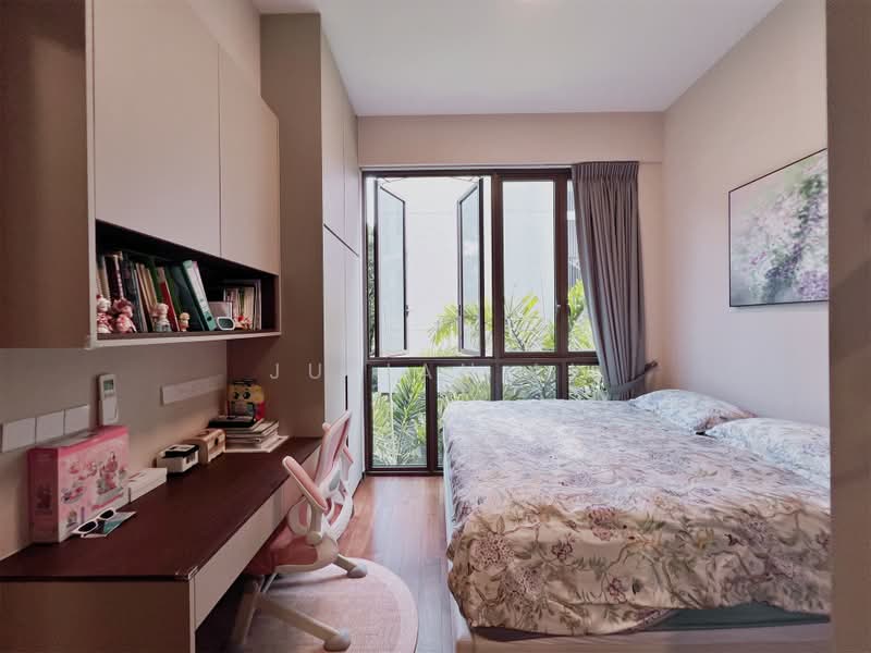 Parksuites, 18 Holland Grove Road, 2 Bedrooms, 786 sqft, Condominium For Sale, by Julian Li, 500215924 - Bedroom - PropertyGuru.com.sg