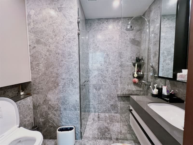 Parksuites, 18 Holland Grove Road, 2 Bedrooms, 786 sqft, Condominium For Sale, by Julian Li, 500215924 - Bathroom - PropertyGuru.com.sg