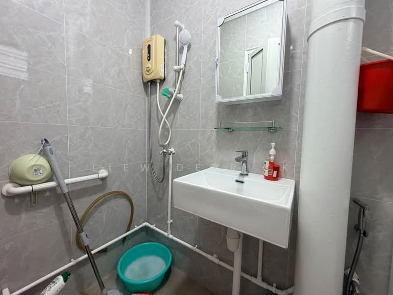 813 Jurong West Street 81, 813 Jurong West Street 81, Room Rental, 110 sqft, HDB Flat For Rent, by Liew Derrick, 500215952 - Bathroom - PropertyGuru.com.sg