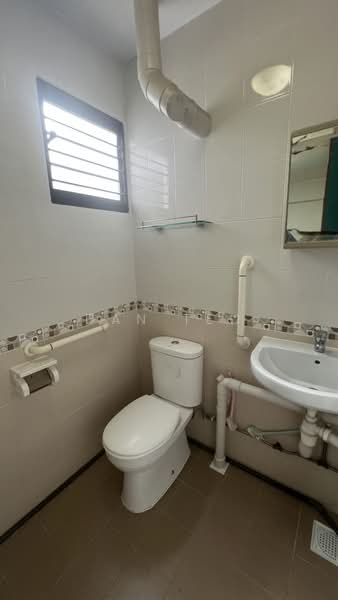 332 Clementi Avenue 2, 332 Clementi Avenue 2, 3 Bedrooms, 990 sqft, HDB Flat For Sale, by Dan Teo, 500215994 - Bathroom - PropertyGuru.com.sg