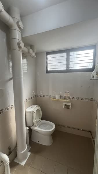 332 Clementi Avenue 2, 332 Clementi Avenue 2, 3 Bedrooms, 990 sqft, HDB Flat For Sale, by Dan Teo, 500215994 - Bathroom - PropertyGuru.com.sg