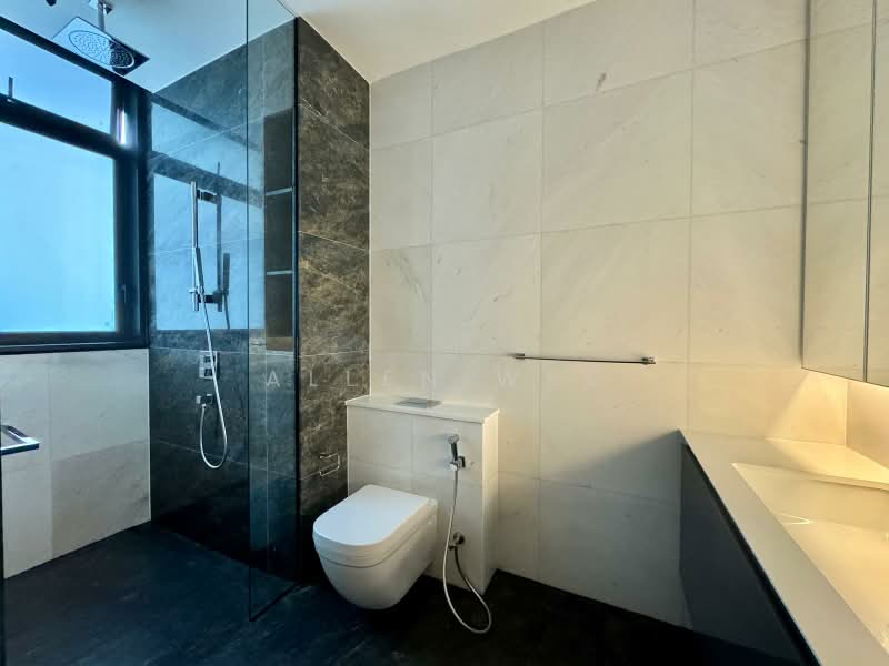 Cairnhill 16, 16 Cairnhill Rise, 3 Bedrooms, 1,055 sqft, Condominium For Sale, by Allen Wee, 500216054 - Bathroom - PropertyGuru.com.sg
