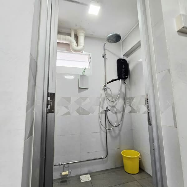 18 Bedok South Road, 18 Bedok South Road, 3 Bedrooms, 699 sqft, HDB Flat For Sale, by Noor Hermie Bin Abdul Malek, 500216059 - Bathroom - PropertyGuru.com.sg