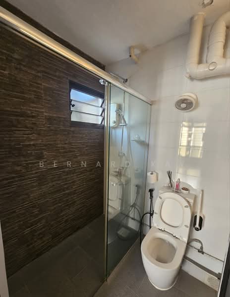 469 Segar Road, 469 Segar Road, 3 Bedrooms, 1,399 sqft, HDB Flat For Sale, by Bernard Kay, 500216091 - Master Bathroom Shower Area - PropertyGuru.com.sg