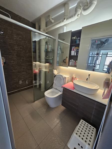 469 Segar Road, 469 Segar Road, 3 Bedrooms, 1,399 sqft, HDB Flat For Sale, by Bernard Kay, 500216091 - Common Bathroom - PropertyGuru.com.sg