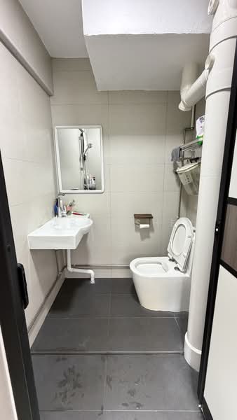 111 Ang Mo Kio Avenue 4, 111 Ang Mo Kio Avenue 4, 3 Bedrooms, 1,259 sqft, HDB Flat For Sale, by Harry Shen, 500216162 - Bathroom - PropertyGuru.com.sg