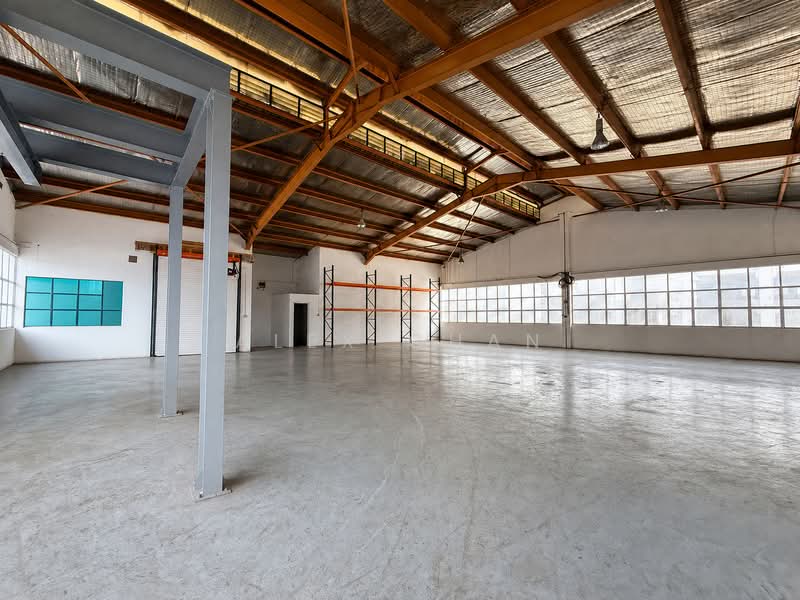 Cheap | Gul MRT | Bal 28yrs Lease | Overhead Crane | 8m Ceiling, Gul MRT, 36,201 sqft, Factory / Workshop (B2) For Sale, by Alex Chan, 500216169 - Interior - CommercialGuru.com.sg