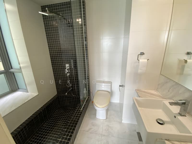 Ferraria Park Condo, 8 Flora Drive, 2 Bedrooms, 915 sqft, Condominium For Sale, by Quek Ngee Wei, 500216221 - Master Bathroom - PropertyGuru.com.sg