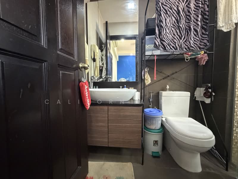Westwood Park, Westwood Crescent, 6 Bedrooms, 2,600 sqft, Terraced House For Sale, by California Mui, 500216367 - Bathroom - PropertyGuru.com.sg