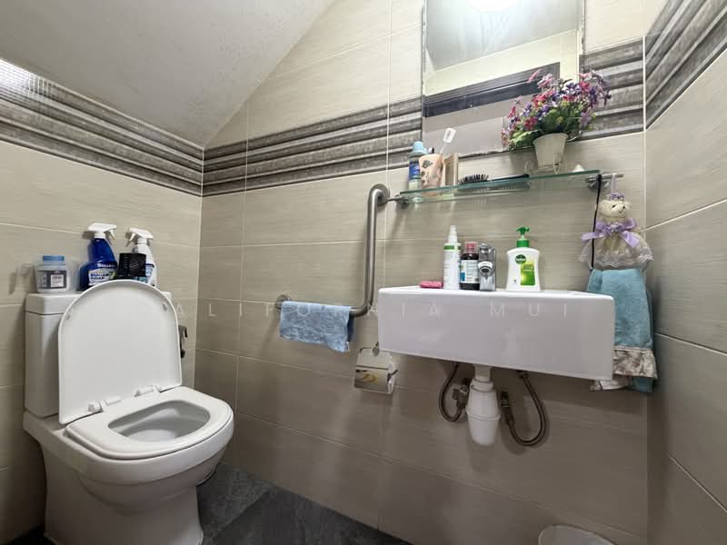 Westwood Park, Westwood Crescent, 6 Bedrooms, 2,600 sqft, Terraced House For Sale, by California Mui, 500216367 - Bathroom - PropertyGuru.com.sg