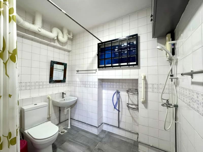 329 Tampines Street 32, 329 Tampines Street 32, 3 Bedrooms, 1,582 sqft, HDB Flat For Rent, by Ena Teo, 500216423 - Bathroom - PropertyGuru.com.sg