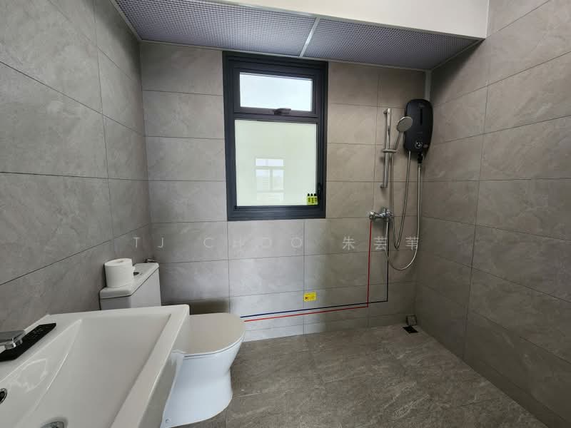 579 Hougang Avenue 4, 579 Hougang Avenue 4, 3 Bedrooms, 1,600 sqft, HDB Flat For Sale, by TJ Choo 朱芸苇, 500216437 - Bathroom - PropertyGuru.com.sg