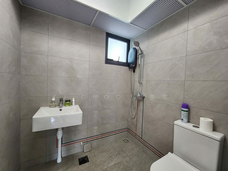 579 Hougang Avenue 4, 579 Hougang Avenue 4, 3 Bedrooms, 1,600 sqft, HDB Flat For Sale, by TJ Choo 朱芸苇, 500216437 - Bathroom - PropertyGuru.com.sg