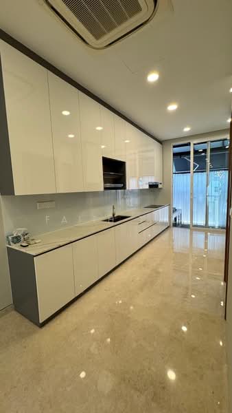 Double frontage, freehold near Cat high, MRT, park plenty. 5 big ensuites, Clover, Binchang, Marymount, Berjaya, Binchang, Pemimpin, 5 Bedrooms, 4,400 sqft, Terraced House For Sale, by Faith Teo, 500216442 - Kitchen - PropertyGuru.com.sg