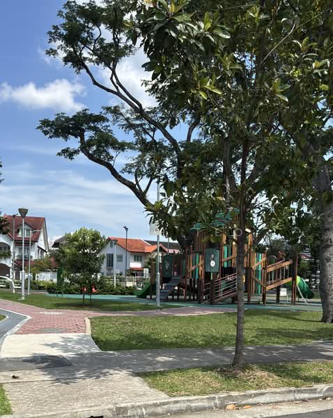 Double frontage, freehold near Cat high, MRT, park plenty. 5 big ensuites, Clover, Binchang, Marymount, Berjaya, Binchang, Pemimpin, 5 Bedrooms, 4,400 sqft, Terraced House For Sale, by Faith Teo, 500216442 - Facing Playground and Park, priceless! - PropertyGuru.com.sg