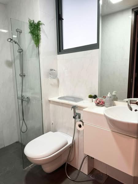 Watermark Robertson Quay, 3 Rodyk Street, Room Rental, 80 sqft, Apartment For Rent, by Joyce Lim, 500216446 - Bathroom - PropertyGuru.com.sg