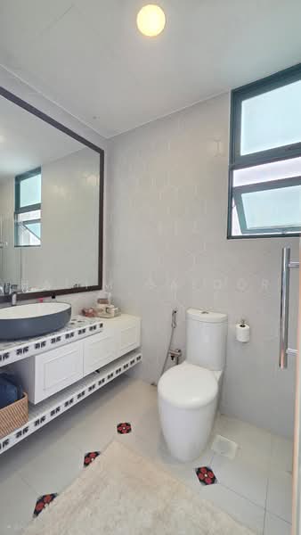 Laguna 88, 44 Eastwood Road, 4 Bedrooms, 2,368 sqft, Condominium For Sale, by Halim Gafoor, 500216495 - Well ventilated master bathroom - PropertyGuru.com.sg