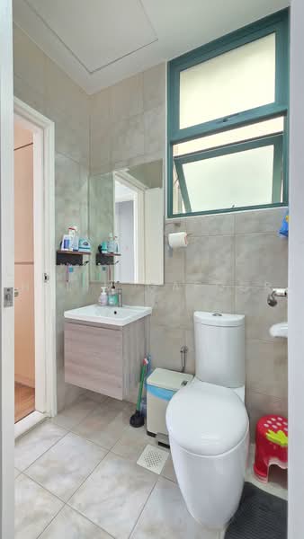 Laguna 88, 44 Eastwood Road, 4 Bedrooms, 2,368 sqft, Condominium For Sale, by Halim Gafoor, 500216495 - Connecting common bathroom - PropertyGuru.com.sg